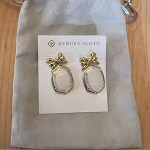 Kendra Scott Daphne Bow Drop Earrings in Gold - Brand New